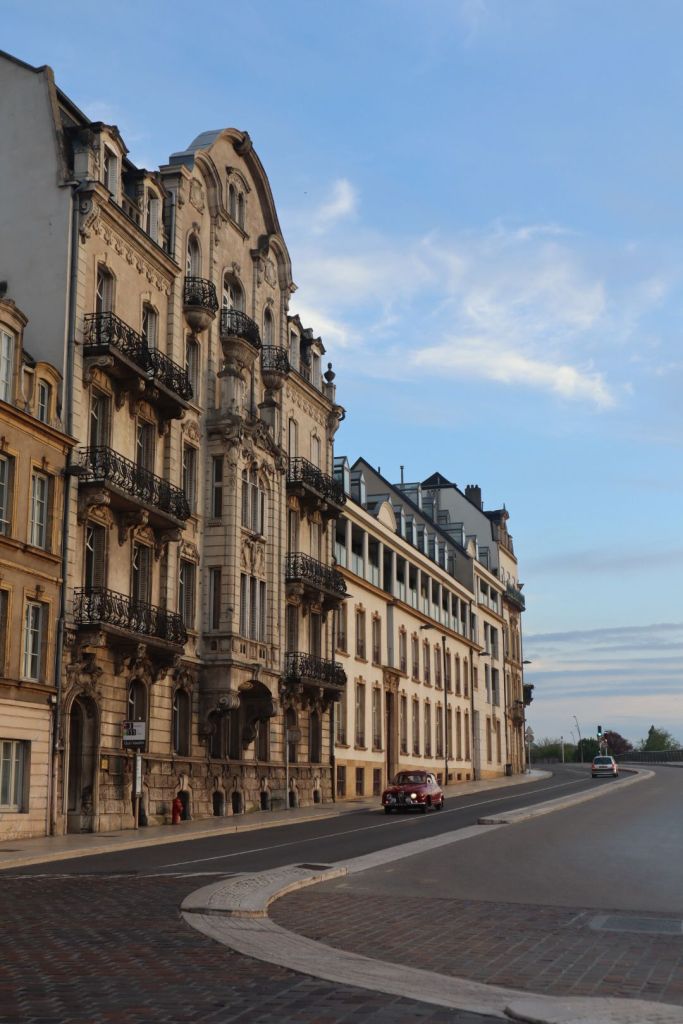 Historické budovy a historické auto na jednej fotke