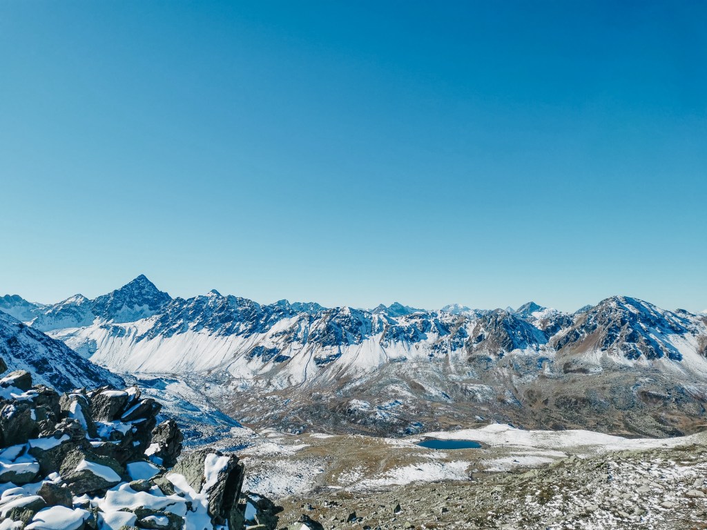 Výhľad na zasnežené Alpy