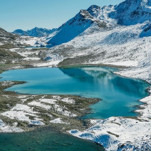 Alpské jazerá Joriseen obklopené zasneženými vrcholmi hôr