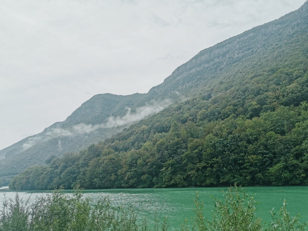 Výhľad z parkoviska na rieku Soča