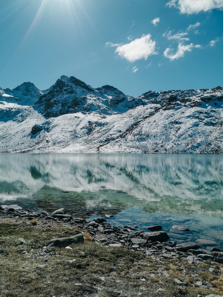 Zrkadlové jazero v ktorom sa odzažajú zasnežené hory