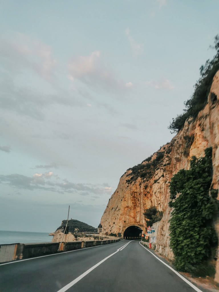 úzka cesta kolo pobrežia v blízkosti pláže Noli