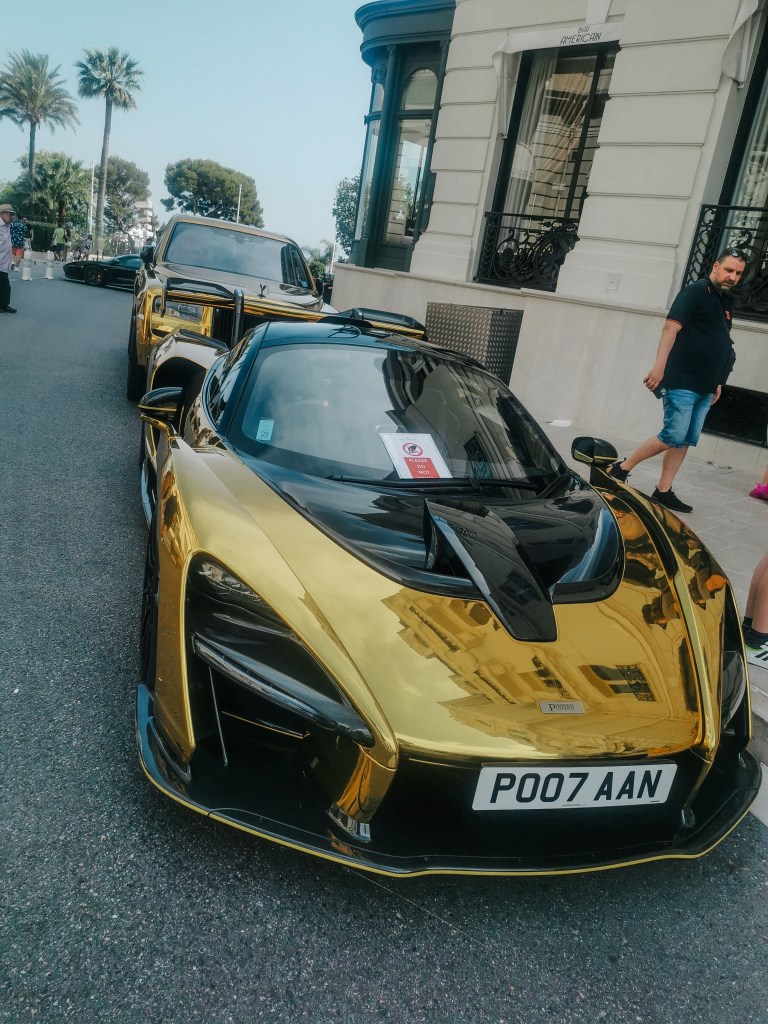 Zlaté autá pred casínom v Monaku