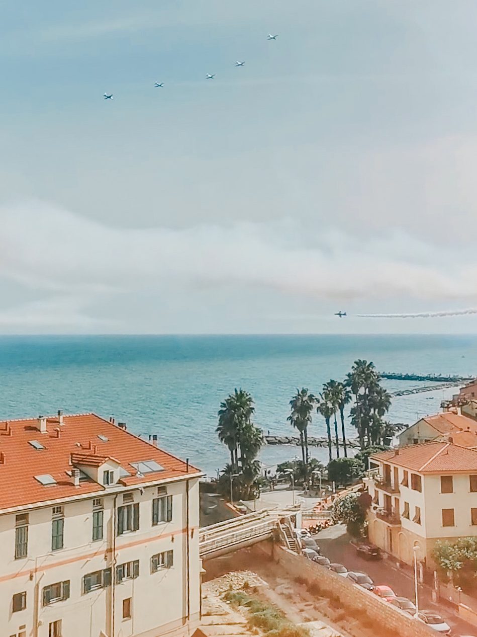 Pohľad z okna apartmánu na leteckú šou v meste impéria