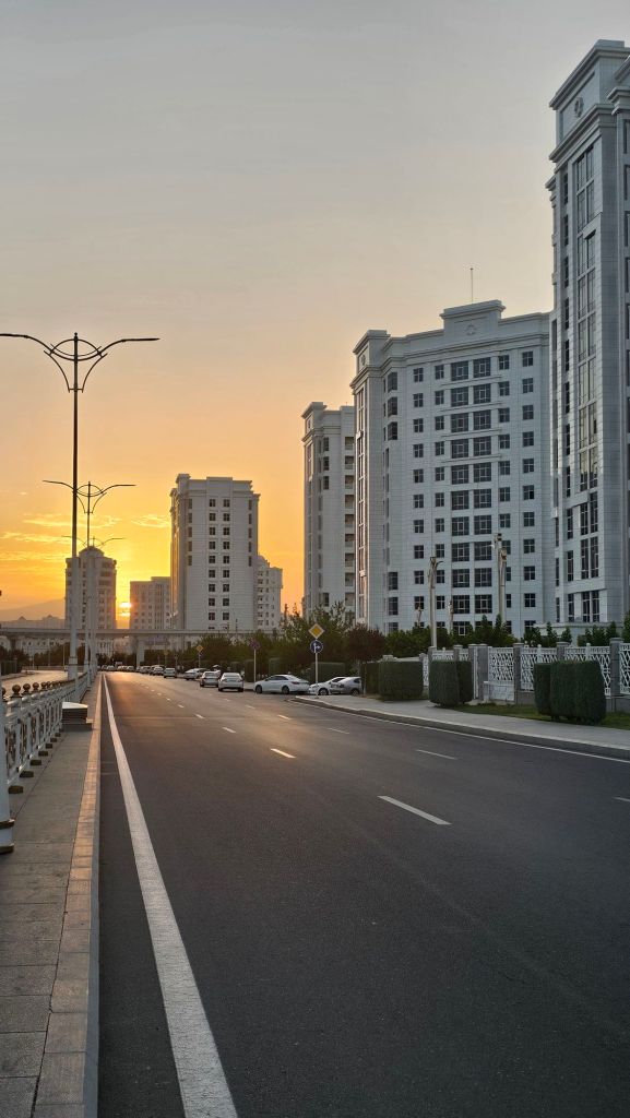 Turkmenistan- Prázdne ulice mesta Aškabat