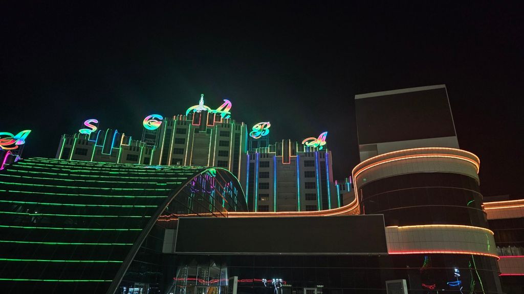 Nákupné centrum v neonových farbách