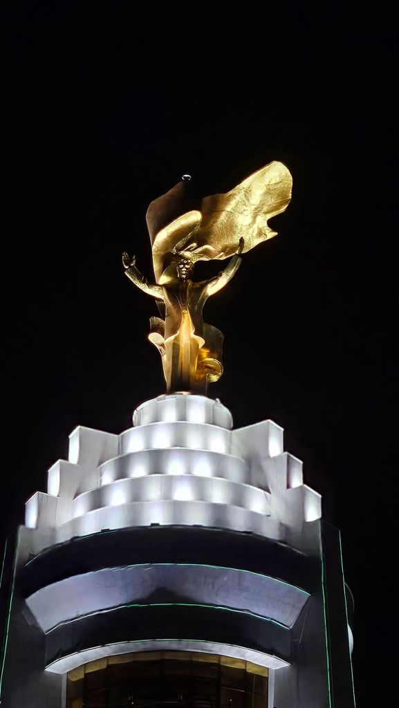 Zlatá socha Turkmenbashiho. Monument of Neutrality