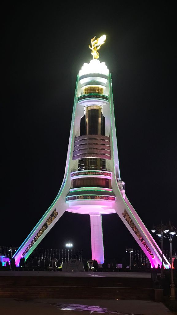 Turkmenbašiho pamatník neutrality v Aškabáte