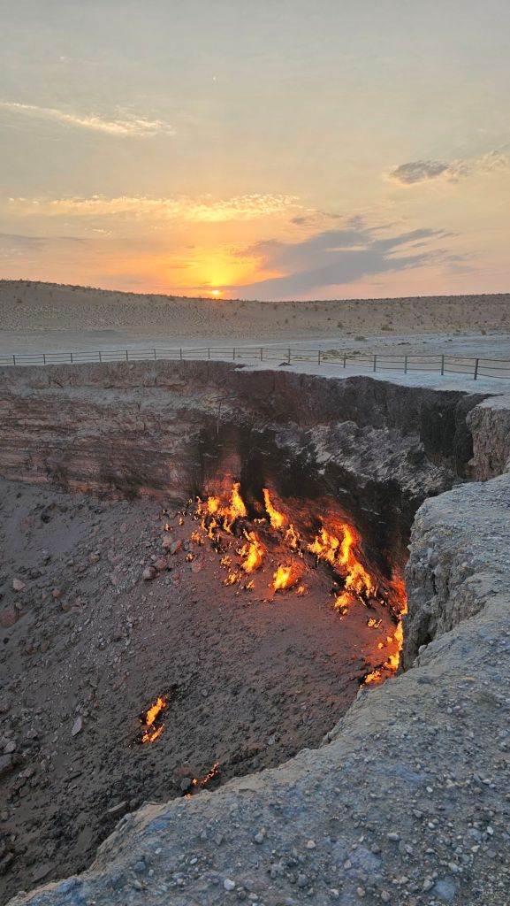 Horiaca jama derweza gas crater v Turkmenistne