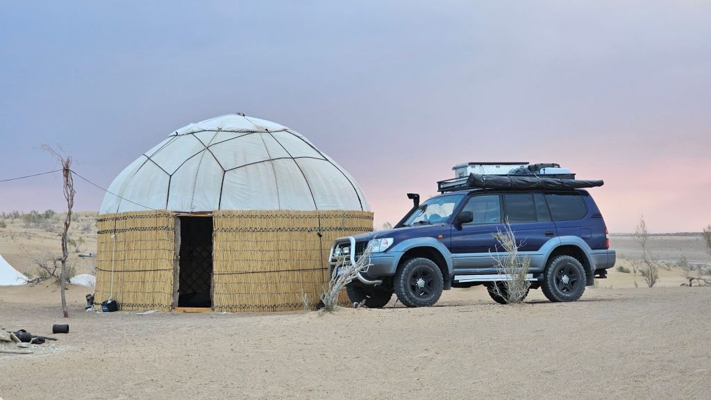 Camp pri Derweza Gas Crater. 
Jurta a pred ňou Toyota