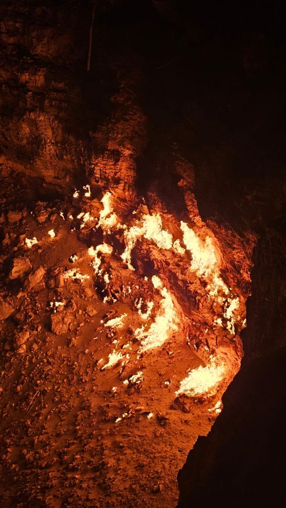 Plamene z horiaceho plynového krátra