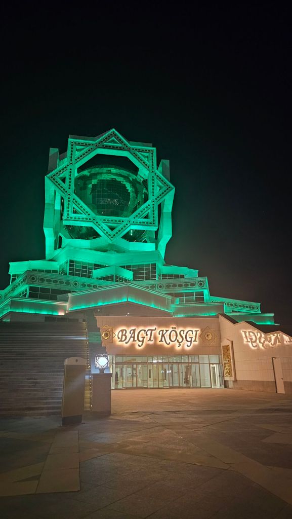 Bagt kosgi - Obrovká svadobná sieň v hlavnom meste Askabat 