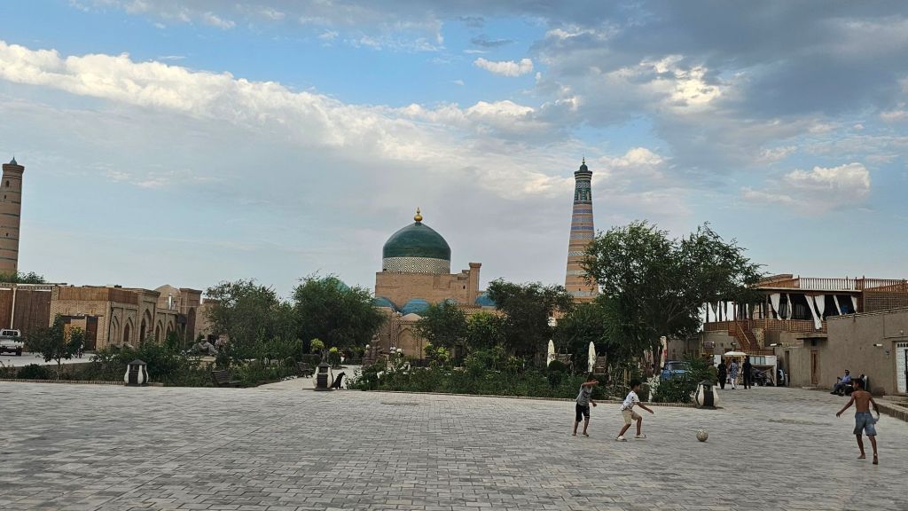 deti hrajuci sa futbal na námestí