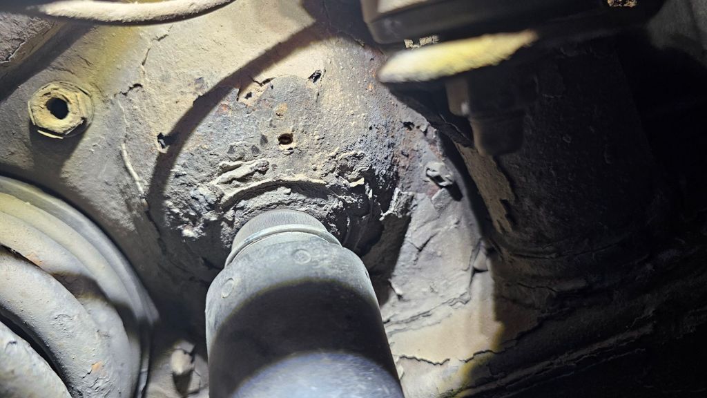 Prasklina pod tlmičom