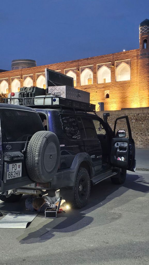 Toyota pred historickým centrom v chive