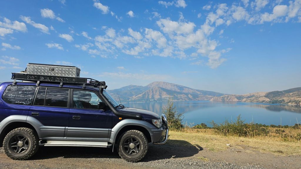 toyota s panorámou na jazero