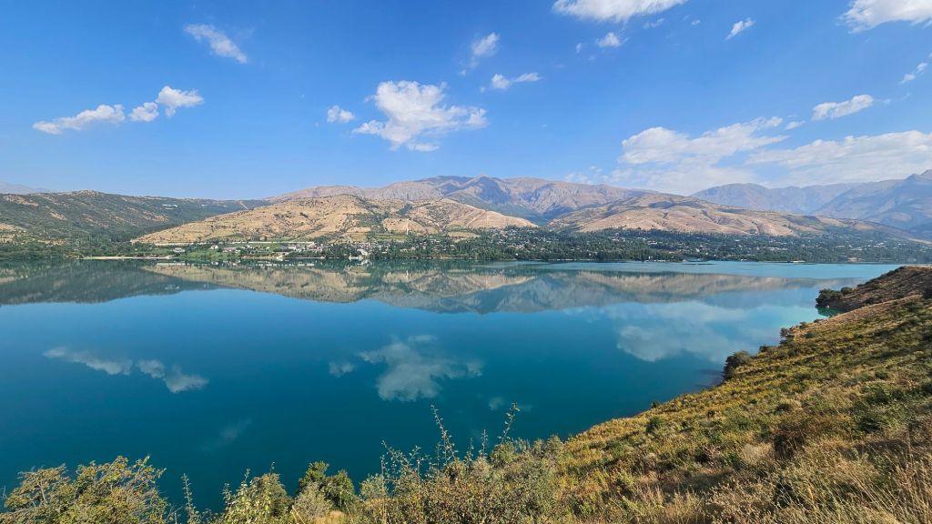 Charvak jazero a príroda v Uzbekisane