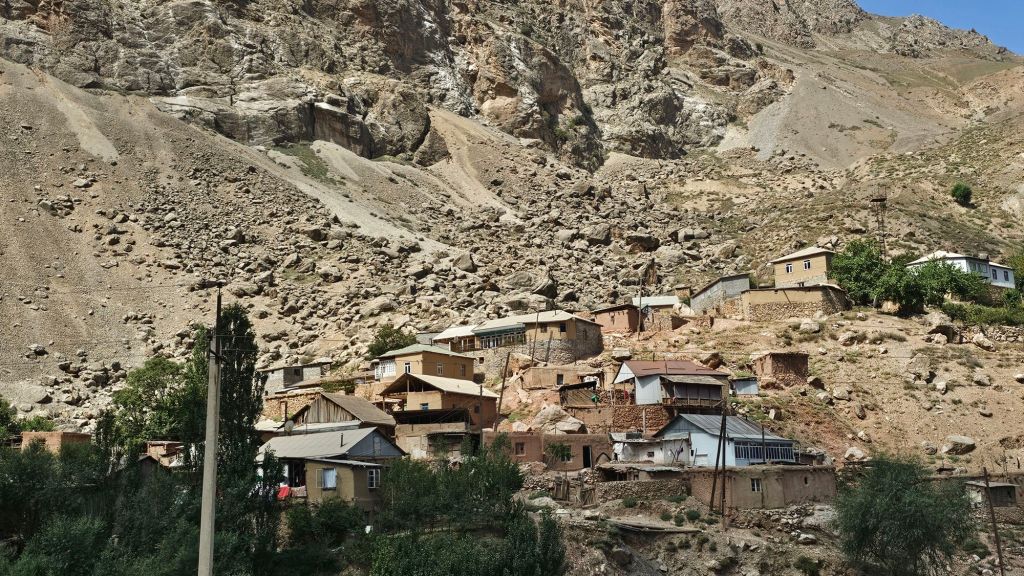 Staré, hlinené domčeky po ceste k siedmim jazerám