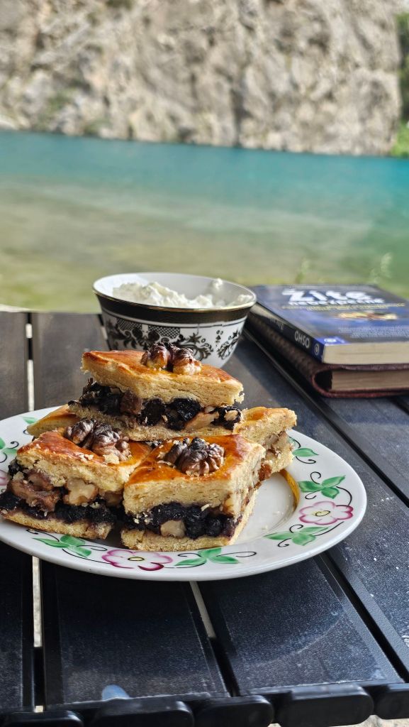 Tadžická pohostinnosť- tradičné tadžické koláče s lekvárom a orechami