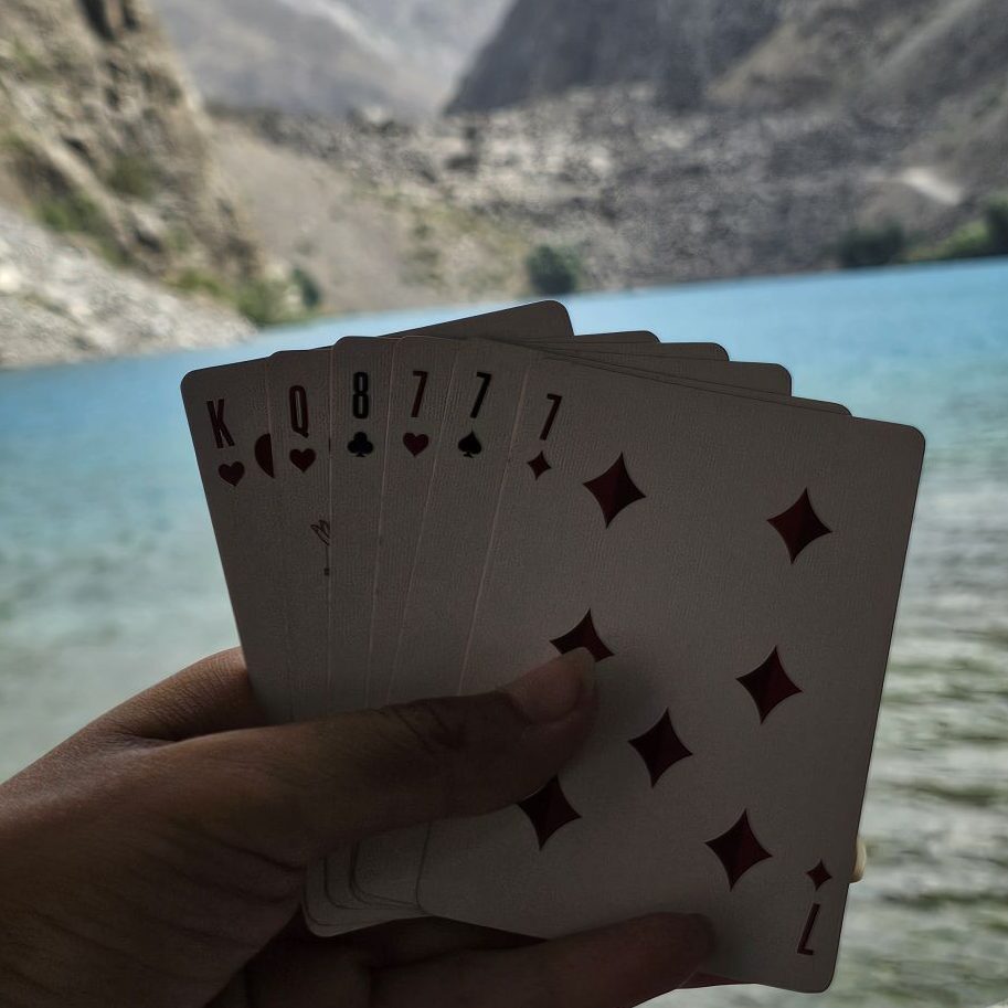 vymyslená kartová hra.