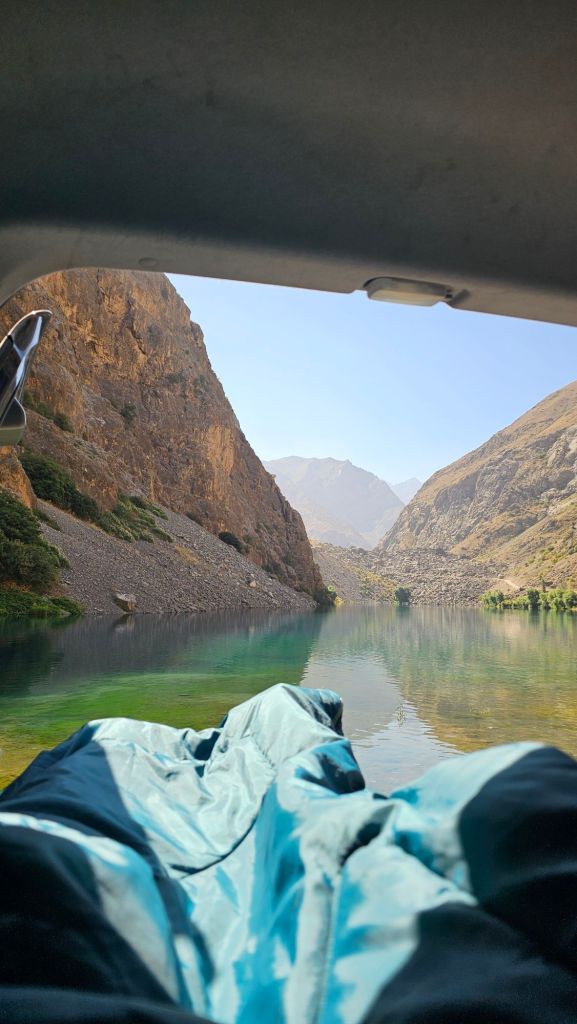 Výhľad z postele v aute na Seven lakes Tajikistan