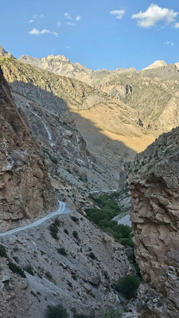 Offroadová cesta v Tajikistane. Prašná, nestabilná, ale obklopená krásnymi horami.