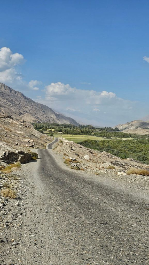 zvlnená asfaltová cesta na pamíre. krásna príroda navôkol