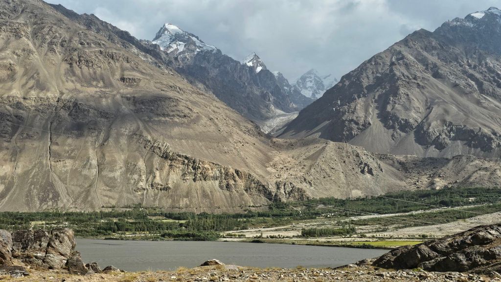 výhlady z cesty cez rieku do Afganistanu. 