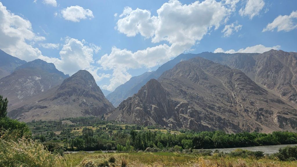 Krásy Afganistanu. Výhlad spoza rieky.