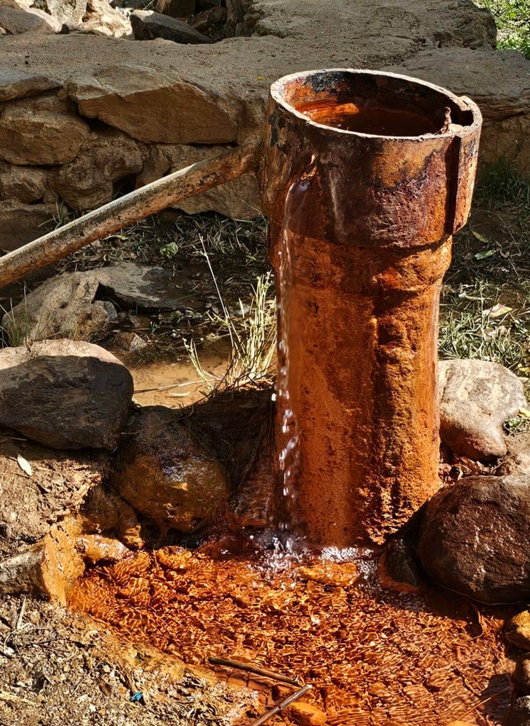 minerálna voda s vysokým obsahom železa pri hot springs Garamchasma