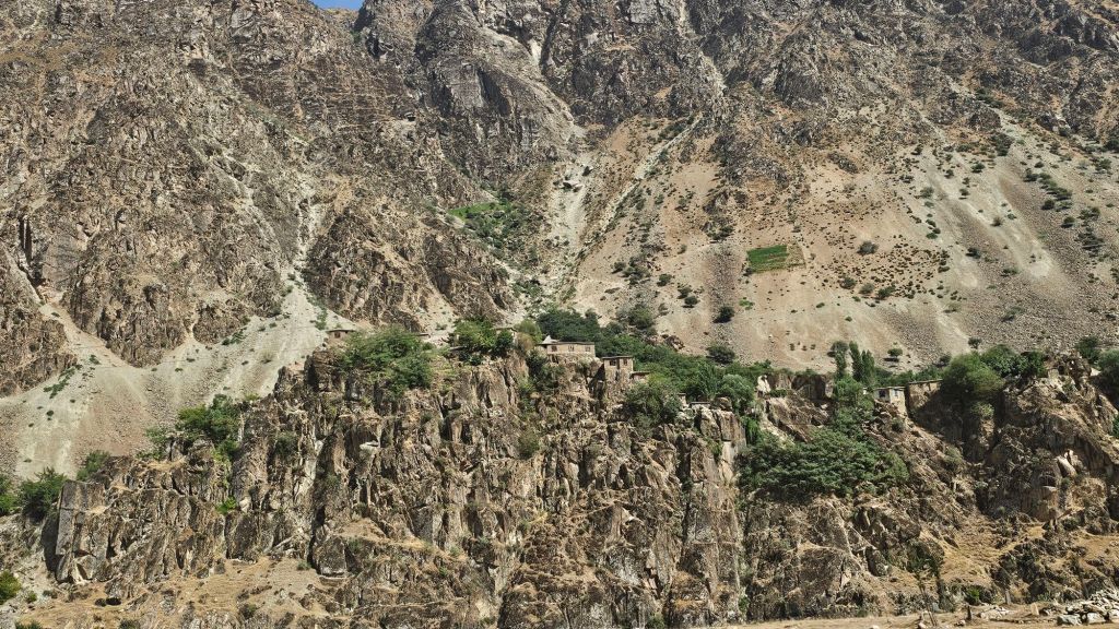 dedina v afganistane skrytá na kamenných vrchoch nad riekou