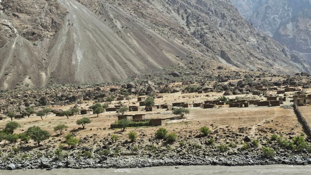 Afgánske skromné hlinené príbytky  pri rieke Panj.