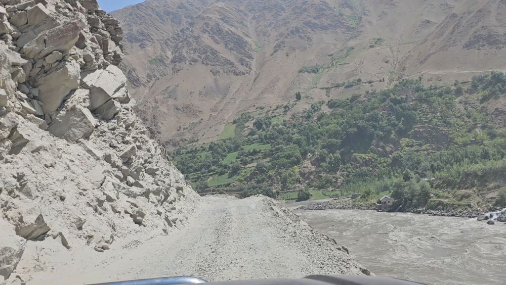 Úzka prašná cesta ponad rieku panj.