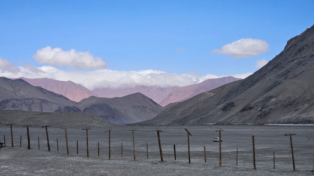 čínska hranica s tadžikistanom. plot a hory