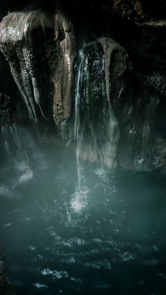 horúci prameň Bibi Fatima vyvierajúci zo skaly.