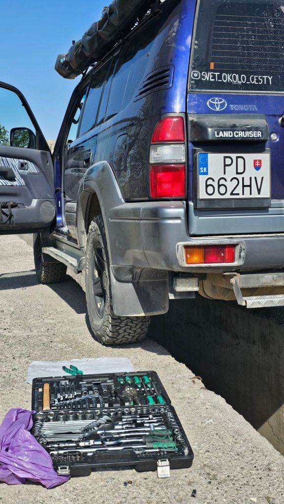 Oprava Toyoty v kirgistane. tečuce servo.