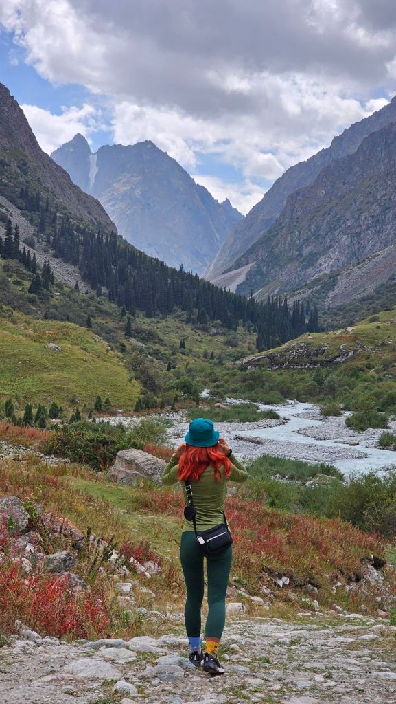 údolie v ala archa, horská rieka, hory a ľadovce