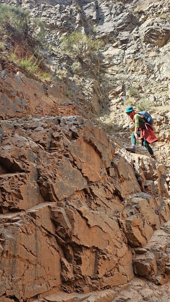 cesta cez skalnatý kaňon