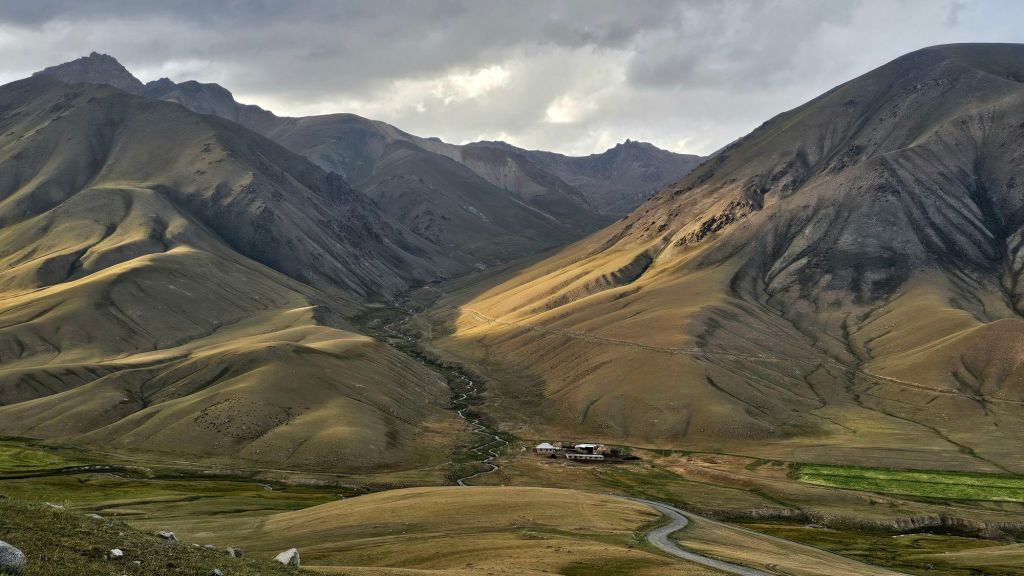 cesta cez zelené údolie k jazeru song kul