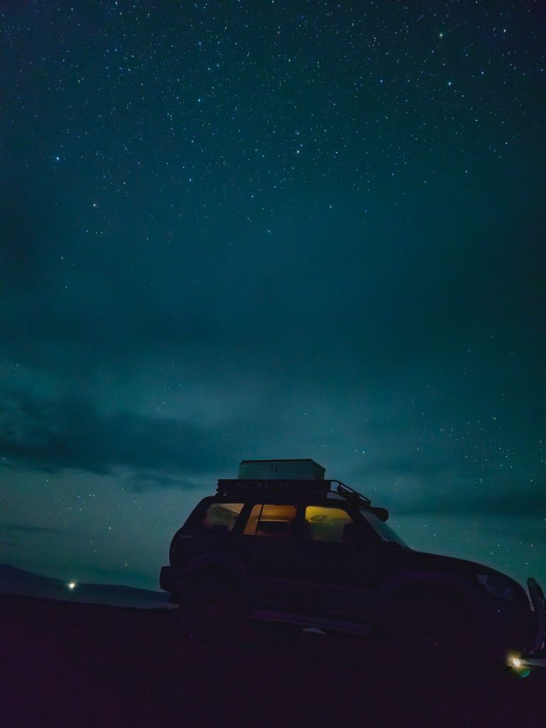 hviezdna noc v kirgistane, overland toyota 100, svet okolo cesty