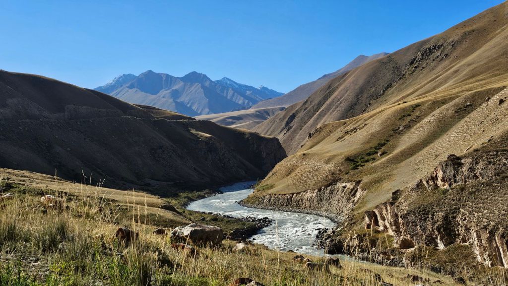 údolie s riekou, ďaleko uprostred ničoho