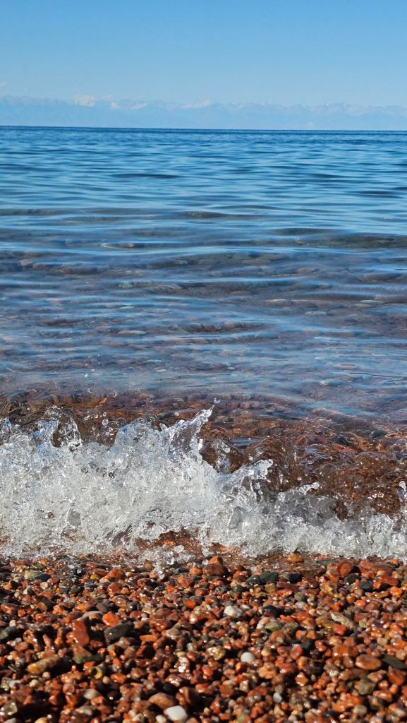 Pláž a pohorie Ťanšan 