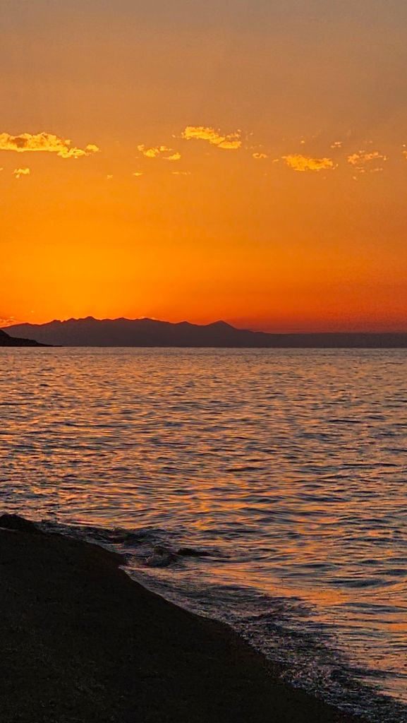 západ slnka  na pláži Isyk-kul. jazero, hory a relax