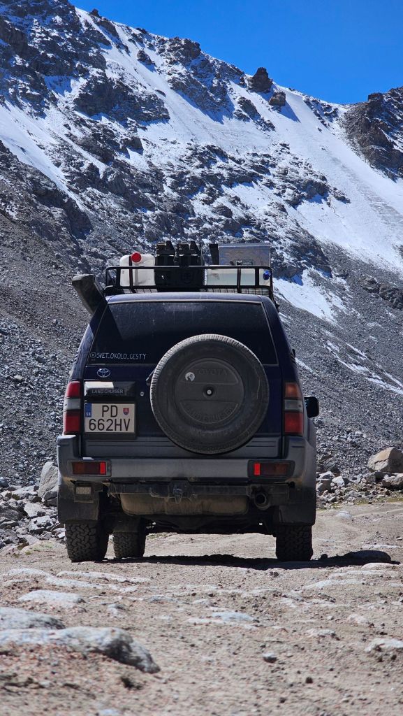 Expedičná Toyota Landcruiser na ľadovcoch v Kirgizstane, offroad expedícia. 