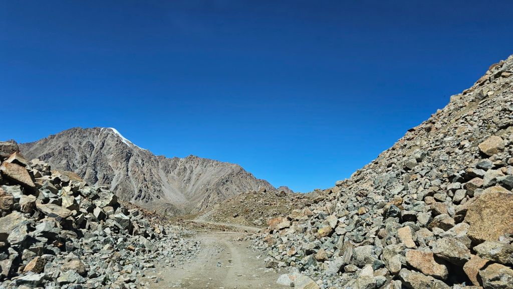 Skalnatá cesta ďaleko od civilizácie