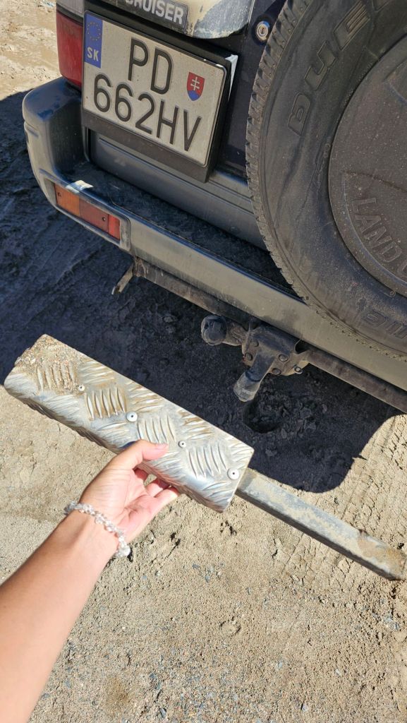 odlomený schodík na aute