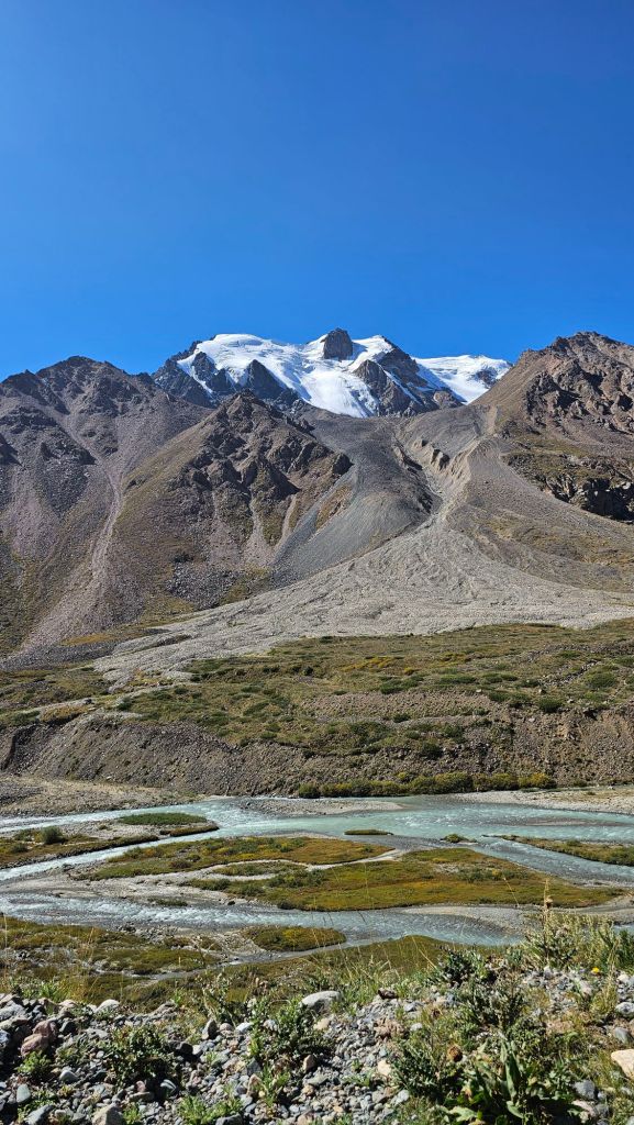 krásna panoráma s azúrovou čistou riekou a ľadovce na vrcholkoch