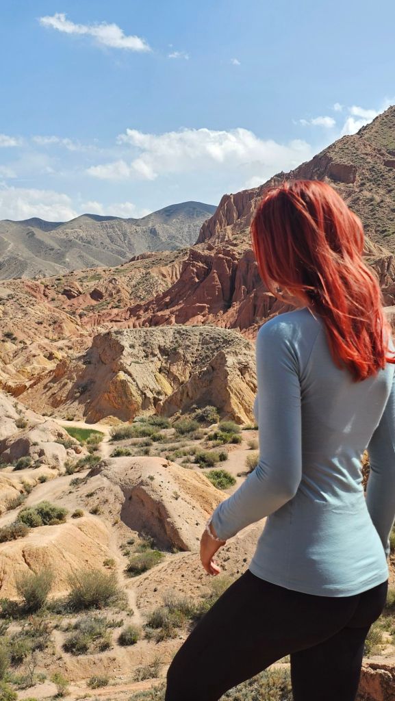 modrá obloha, kaňon a výhľad do údolia