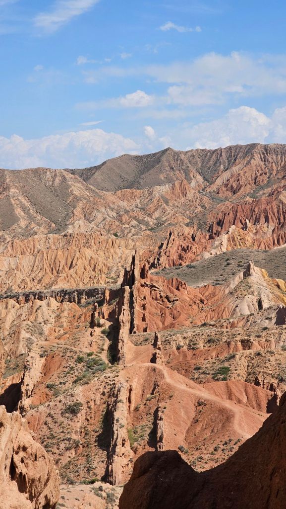 výhľad do údoli v kaňone skazka, prírodné útvary, červené 