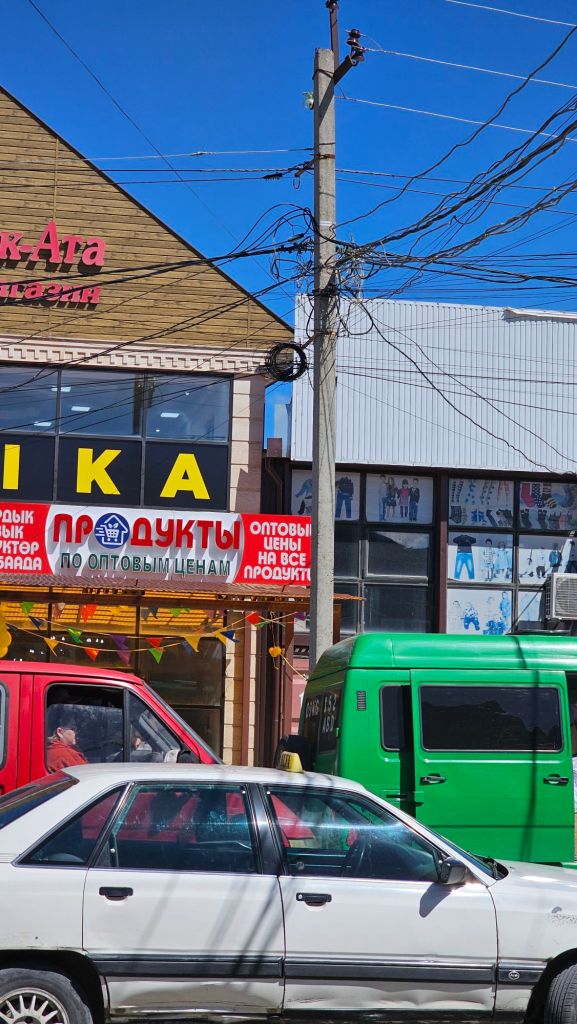 Káble na ulici a farebné autá a reklamy 